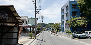 高橋工芸を直進